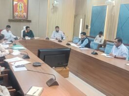 आवारा कुत्तों के प्रबंधन में तेजी लाएं अधिकारी एबीसी सेंटरों के उपयोग पर मंडलायुक्त ने उठाया सवाल, नसबंदी-टीकाकरण बढ़ाने और संवेदनशील स्थलों पर सुरक्षा के निर्देश