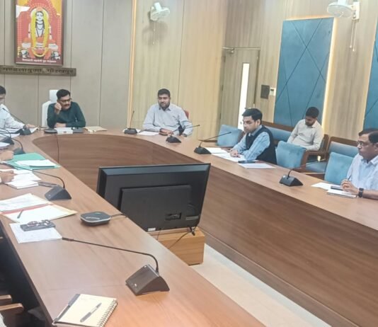 आवारा कुत्तों के प्रबंधन में तेजी लाएं अधिकारी एबीसी सेंटरों के उपयोग पर मंडलायुक्त ने उठाया सवाल, नसबंदी-टीकाकरण बढ़ाने और संवेदनशील स्थलों पर सुरक्षा के निर्देश