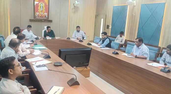 आवारा कुत्तों के प्रबंधन में तेजी लाएं अधिकारी एबीसी सेंटरों के उपयोग पर मंडलायुक्त ने उठाया सवाल, नसबंदी-टीकाकरण बढ़ाने और संवेदनशील स्थलों पर सुरक्षा के निर्देश