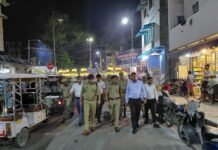 मिशन शक्ति के तहत सड़क पर उतरे डीआईजी, डीएम और एसएसपी कोतवाली क्षेत्र में निकाला पैदल मार्च, दुर्गा पूजा पंडालों और प्रतिमा विसर्जन मार्गों का किया निरीक्षण महिला सुरक्षा, सम्मान और स्वावलंबन का दिया संदेश, हेल्पलाइन नंबरों के प्रति किया जागरूक