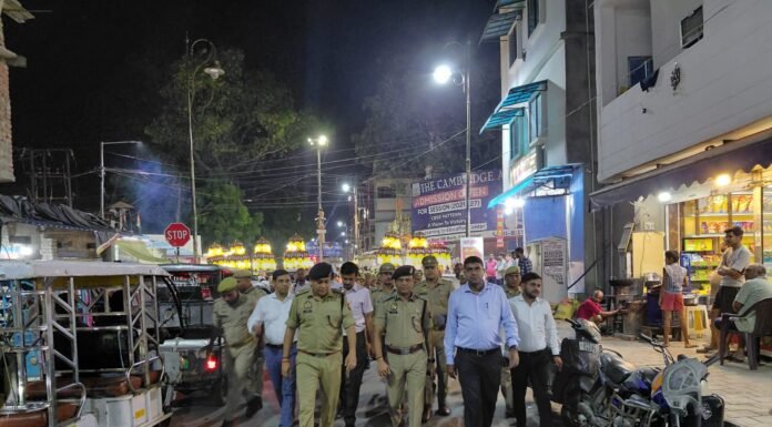 मिशन शक्ति के तहत सड़क पर उतरे डीआईजी, डीएम और एसएसपी कोतवाली क्षेत्र में निकाला पैदल मार्च, दुर्गा पूजा पंडालों और प्रतिमा विसर्जन मार्गों का किया निरीक्षण महिला सुरक्षा, सम्मान और स्वावलंबन का दिया संदेश, हेल्पलाइन नंबरों के प्रति किया जागरूक