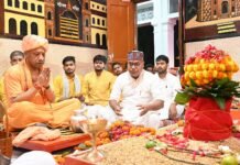 गोरखनाथ मंदिर में वैदिक मंत्रोच्चार के बीच हुई कलश स्थापना मुख्यमंत्री योगी आदित्यनाथ ने मां शैलपुत्री की पूजा-अर्चना कर उतारी आरती, विश्व कल्याण की कामना की शारदीय नवरात्र के पहले दिन गोरक्षपीठ में गूंजे जयकारे, विधि-विधान से शुरू हुआ नौ दिवसीय अनुष्ठान