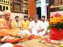 गोरखनाथ मंदिर में वैदिक मंत्रोच्चार के बीच हुई कलश स्थापना मुख्यमंत्री योगी आदित्यनाथ ने मां शैलपुत्री की पूजा-अर्चना कर उतारी आरती, विश्व कल्याण की कामना की शारदीय नवरात्र के पहले दिन गोरक्षपीठ में गूंजे जयकारे, विधि-विधान से शुरू हुआ नौ दिवसीय अनुष्ठान