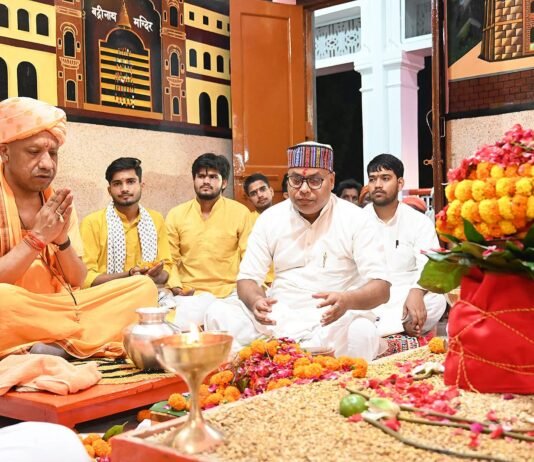 गोरखनाथ मंदिर में वैदिक मंत्रोच्चार के बीच हुई कलश स्थापना मुख्यमंत्री योगी आदित्यनाथ ने मां शैलपुत्री की पूजा-अर्चना कर उतारी आरती, विश्व कल्याण की कामना की शारदीय नवरात्र के पहले दिन गोरक्षपीठ में गूंजे जयकारे, विधि-विधान से शुरू हुआ नौ दिवसीय अनुष्ठान