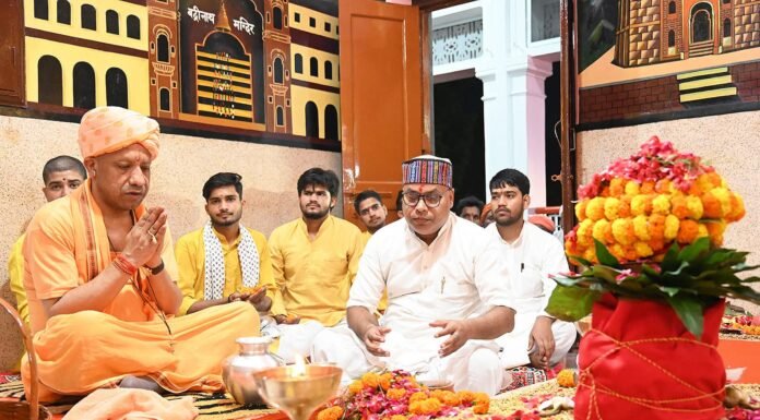 गोरखनाथ मंदिर में वैदिक मंत्रोच्चार के बीच हुई कलश स्थापना मुख्यमंत्री योगी आदित्यनाथ ने मां शैलपुत्री की पूजा-अर्चना कर उतारी आरती, विश्व कल्याण की कामना की शारदीय नवरात्र के पहले दिन गोरक्षपीठ में गूंजे जयकारे, विधि-विधान से शुरू हुआ नौ दिवसीय अनुष्ठान