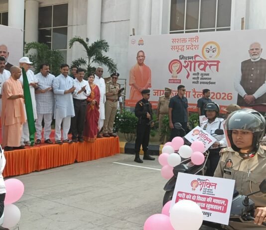 सीएम योगी ने मिशन शक्ति जागरूकता रैली को दिखाई हरी झंडी बाबा गंभीरनाथ प्रेक्षागृह से नारी सुरक्षा, सम्मान और स्वावलंबन का संदेश लेकर निकली रैली महिलाओं और बालिकाओं को अधिकारों के प्रति जागरूक करने के साथ सुरक्षित माहौल बनाने पर जोर