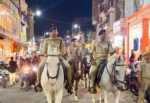 त्योहारों को लेकर अलर्ट पुलिस, घुड़सवार दस्ते के साथ एसपी सिटी ने की गश्त गोलघर से घंटाघर तक सुरक्षा व्यवस्था परखी, भीड़भाड़ वाले इलाकों में सतर्कता बढ़ाने के निर्देश