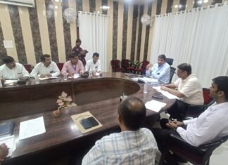 मतदाता सूची में नाम जुड़वाने के लिए 17 और 24 अक्टूबर को विशेष अभियान डीएम दीपक मीणा ने राजनीतिक दलों के प्रतिनिधियों के साथ की बैठक, दोनों दिन बूथों पर मौजूद रहेंगे बीएलओ