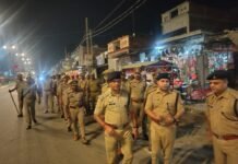 दुर्गा पूजा को लेकर पुलिस सतर्क, डीआईजी और एसपी उत्तरी ने किया पैदल गश्त चौरीचौरा के बाजारों और संवेदनशील इलाकों का लिया जायजा, सुरक्षा व्यवस्था मजबूत रखने के निर्देश