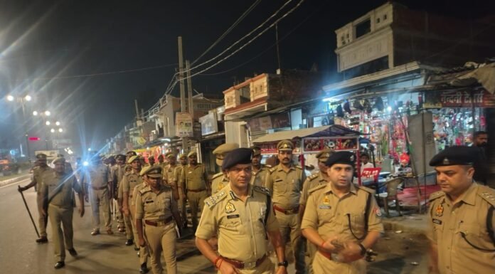 दुर्गा पूजा को लेकर पुलिस सतर्क, डीआईजी और एसपी उत्तरी ने किया पैदल गश्त चौरीचौरा के बाजारों और संवेदनशील इलाकों का लिया जायजा, सुरक्षा व्यवस्था मजबूत रखने के निर्देश