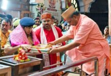 समय माता मंदिर में एसपी संदीप कुमार मीना ने की आरती, मांगी सुख-शांति की कामना दर्शन-पूजन कर जनकल्याण की प्रार्थना की, त्योहारों पर शांति और सौहार्द बनाए रखने पर दिया जोर