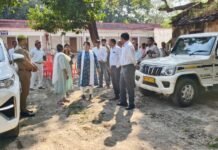 विधान परिषद चुनाव की तैयारियों को परखने राजकीय इंटर कॉलेज पहुंचीं डीएम