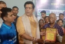 सांसद रवि किशन ने किया शटलएक्स बैडमिंटन एकेडमी का उद्घाटन नन्हे खिलाड़ियों के साथ कोर्ट पर खेलकर चैंपियनशिप का किया शुभारंभ 25 अक्टूबर तक प्रदेशभर के 400 से अधिक खिलाड़ी दिखाएंगे दमखम, विजेताओं को मिलेंगे एक लाख रुपये राजीत श्रीवास्तव को लाइफटाइम अचीवमेंट अवार्ड से किया गया सम्मानित
