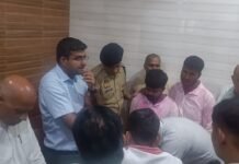 विसर्जन जुलूस में हाईटेंशन लाइन का कहर, तीन युवकों की मौत चार प्रतिमाओं का सुरक्षित विसर्जन, पांचवीं के जुलूस में डीजे की लोहे की रेलिंग 11 हजार वोल्ट के तार से टकराई नौ लोग झुलसे, मेडिकल कॉलेज के बाहर परिजनों ने लगाया जाम; जेई निलंबित, लाइनमैन की सेवा समाप्त