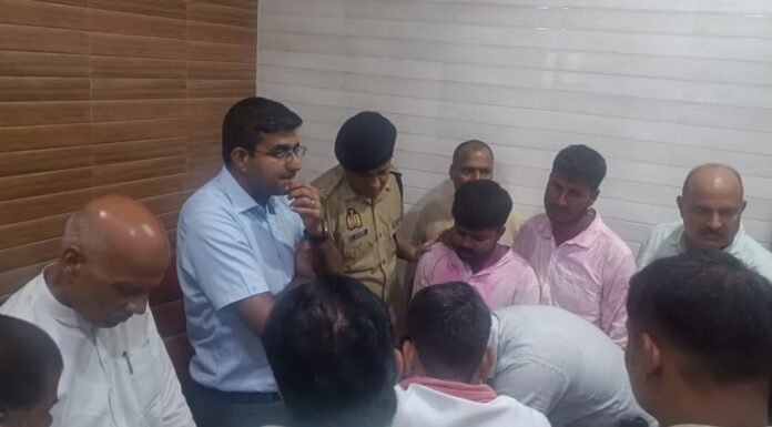 विसर्जन जुलूस में हाईटेंशन लाइन का कहर, तीन युवकों की मौत चार प्रतिमाओं का सुरक्षित विसर्जन, पांचवीं के जुलूस में डीजे की लोहे की रेलिंग 11 हजार वोल्ट के तार से टकराई नौ लोग झुलसे, मेडिकल कॉलेज के बाहर परिजनों ने लगाया जाम; जेई निलंबित, लाइनमैन की सेवा समाप्त