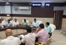 सीएम डैशबोर्ड की रैंकिंग नहीं सुधरी तो होगी कार्रवाई : डीएम विकास कार्यों और फ्लैगशिप योजनाओं की समीक्षा में अधिकारियों को कड़ी चेतावनी फैमिली आईडी, जननी सुरक्षा योजना और कुपोषित बच्चों के पोषण पर विशेष जोर