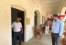 शिक्षक एमएलसी चुनाव: मतदान केंद्रों पर कड़ी सुरक्षा, डीएम ने लिया जायजा मोबाइल समेत प्रतिबंधित वस्तुएं ले जाने पर रोक, निष्पक्ष और शांतिपूर्ण मतदान पर जोर मतदाताओं की सुविधा और मतदान की गोपनीयता सुनिश्चित करने में जुटा प्रशासन