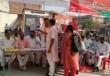 शिक्षक एमएलसी चुनाव: मतदान के बाद केंद्रों से बाहर निकले शिक्षक मतदाता गोरखपुर में कड़ी सुरक्षा के बीच मतदान जारी, डीएम ने केंद्रों का लिया जायजा प्रतिबंधित वस्तुओं को मतदान केंद्र के अंदर ले जाने पर रही रोक