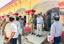शिक्षक एमएलसी चुनाव: मंडलायुक्त और डीआईजी ने परखी सुरक्षा व्यवस्था 17 जिलों के 54,303 शिक्षक मतदाता 200 केंद्रों पर कर रहे मतदान मतदाताओं की सुविधा और निष्पक्ष मतदान सुनिश्चित करने के दिए निर्देश