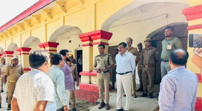 शिक्षक एमएलसी चुनाव: मंडलायुक्त और डीआईजी ने परखी सुरक्षा व्यवस्था 17 जिलों के 54,303 शिक्षक मतदाता 200 केंद्रों पर कर रहे मतदान मतदाताओं की सुविधा और निष्पक्ष मतदान सुनिश्चित करने के दिए निर्देश