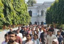 पीईटी के पहले दिन 11,900 अभ्यर्थियों ने छोड़ी परीक्षा गोरखपुर के 52 केंद्रों पर दोनों पालियों में 34,516 ने दी परीक्षा, कुल उपस्थिति 74.36 प्रतिशत रही