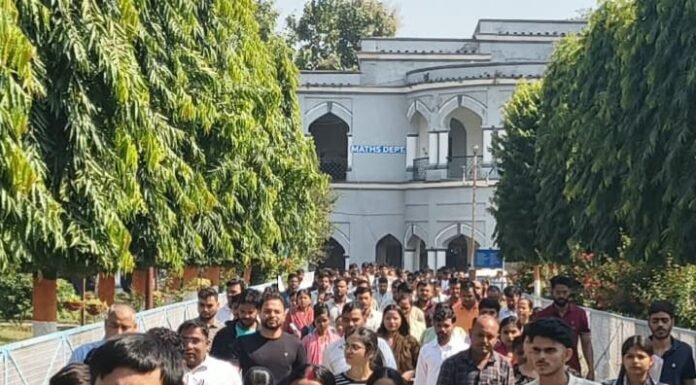 पीईटी के पहले दिन 11,900 अभ्यर्थियों ने छोड़ी परीक्षा गोरखपुर के 52 केंद्रों पर दोनों पालियों में 34,516 ने दी परीक्षा, कुल उपस्थिति 74.36 प्रतिशत रही