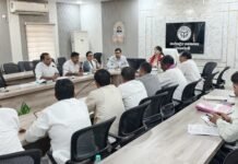 मतदेय स्थलों के पुनर्गठन पर राजनीतिक दलों के साथ बैठक डीएम की अध्यक्षता में आपत्तियों और सुझावों के निस्तारण की समीक्षा, भौतिक सत्यापन व मतदाताओं की संख्या पर हुई चर्चा