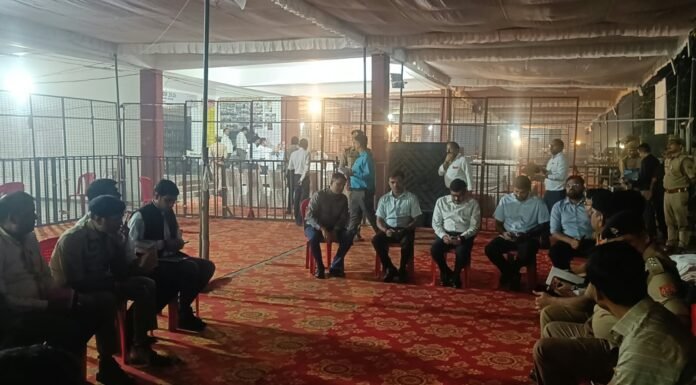 शिक्षक एमएलसी चुनाव की मतगणना को लेकर अधिकारियों ने बनाई रणनीति 14 टेबलों पर गिने जाएंगे 43,433 मत, निष्पक्ष और पारदर्शी प्रक्रिया पर जोर मतगणना स्थल से 200 मीटर दूर पार्किंग, मोबाइल फोन ले जाने पर रहेगा प्रतिबंध
