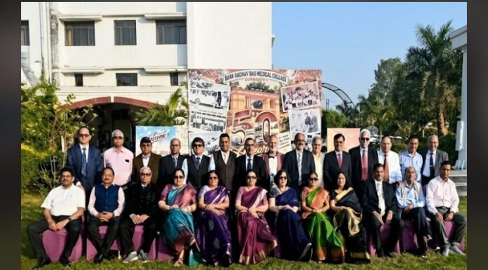 बीआरडी मेडिकल कॉलेज के 1976 बैच ने मनाई गोल्डन जुबली, नेहरू अस्पताल को दीं छह व्हीलचेयर पूर्व विद्यार्थियों ने पुराने दिनों को किया याद, शिक्षकों का सम्मान कर संस्थान के प्रति जताया जुड़ाव