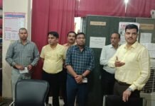 विकास भवन में गंदगी और कबाड़ देख सीडीओ नाराज, कर्मचारियों को कड़ी चेतावनी दो दिन में संतोषजनक जवाब नहीं मिला तो शासन को भेजी जाएगी रिपोर्ट अनुपस्थित कर्मचारियों को कारण बताओ नोटिस, सफाई के लिए टीम लगाकर अभियान चलाने के निर्देश