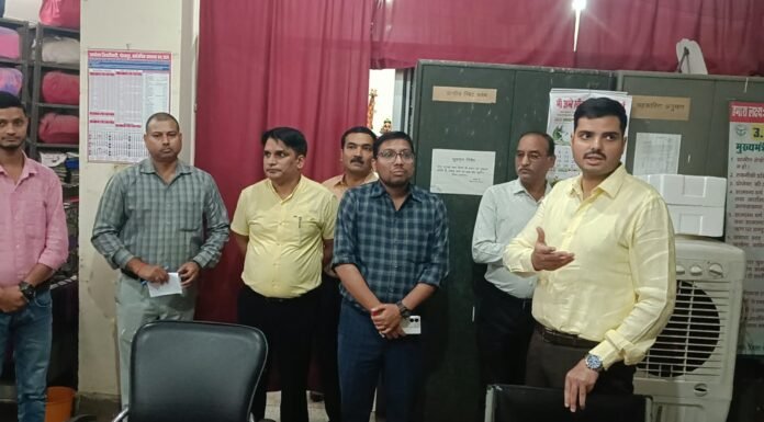 विकास भवन में गंदगी और कबाड़ देख सीडीओ नाराज, कर्मचारियों को कड़ी चेतावनी दो दिन में संतोषजनक जवाब नहीं मिला तो शासन को भेजी जाएगी रिपोर्ट अनुपस्थित कर्मचारियों को कारण बताओ नोटिस, सफाई के लिए टीम लगाकर अभियान चलाने के निर्देश