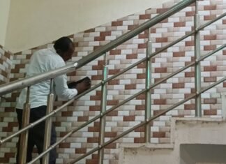 सीडीओ के निरीक्षण के बाद विकास भवन में चला विशेष सफाई अभियान कार्यालयों में गंदगी मिलने पर जताई थी नाराजगी, अनुपस्थित कर्मचारियों को भी जारी हुआ था नोटिस