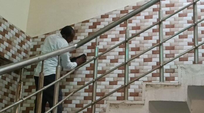 सीडीओ के निरीक्षण के बाद विकास भवन में चला विशेष सफाई अभियान कार्यालयों में गंदगी मिलने पर जताई थी नाराजगी, अनुपस्थित कर्मचारियों को भी जारी हुआ था नोटिस