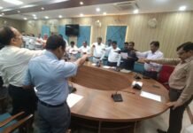 मंडलायुक्त ने सरदार पटेल को नमन कर दिलाई राष्ट्रीय एकता की शपथ अपर आयुक्त न्यायिक राजेश श्रीवास्तव ने भी चित्र पर पुष्प अर्पित किए