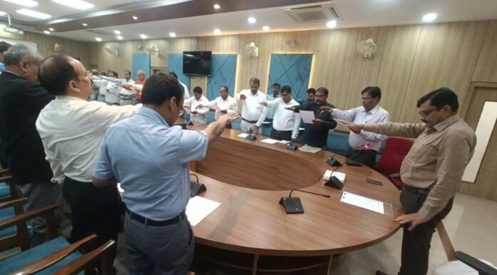 मंडलायुक्त ने सरदार पटेल को नमन कर दिलाई राष्ट्रीय एकता की शपथ अपर आयुक्त न्यायिक राजेश श्रीवास्तव ने भी चित्र पर पुष्प अर्पित किए