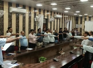 डीएम ने सरदार पटेल को नमन कर दिलाई राष्ट्रीय एकता की शपथ कलेक्ट्रेट में मनाया गया राष्ट्रीय एकता दिवस, अधिकारियों-कर्मचारियों ने लिया एकजुटता का संकल्प