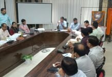 जनगणना-2027 की तैयारियों की डीएम ने की समीक्षा, अधिकारियों को दिया प्रशिक्षण 16 से 30 नवंबर तक होगी स्व-गणना, एक दिसंबर से घर-घर पहुंचेंगे प्रगणक पोर्टल और मोबाइल एप से परिवार का विवरण भरने पर मिलेगी 11 अंकों की एसईआईडी