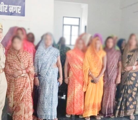 बिजली खंभा लगाने के विवाद में 22 महिलाएं गिरफ्तार सड़क जाम की आशंका के बीच दोनों पक्षों की महिलाओं पर शांतिभंग की कार्रवाई