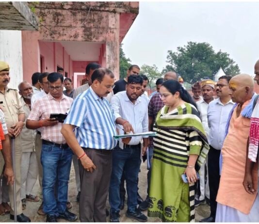 तामेश्वरनाथ धाम को कॉरिडोर के रूप में विकसित करने की तैयारी तेज डीएम ने मंदिर परिसर का किया निरीक्षण, स्थानीय काश्तकारों से कहा- विकास में उनके हितों को दी जाएगी प्राथमिकता