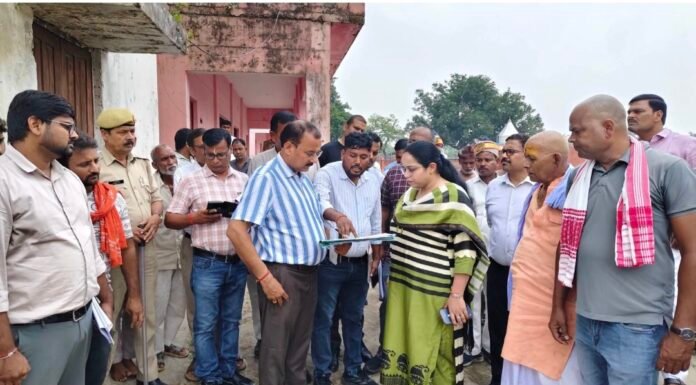 तामेश्वरनाथ धाम को कॉरिडोर के रूप में विकसित करने की तैयारी तेज डीएम ने मंदिर परिसर का किया निरीक्षण, स्थानीय काश्तकारों से कहा- विकास में उनके हितों को दी जाएगी प्राथमिकता