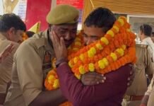 थानाध्यक्ष दुर्गेश पांडेय के तबादले पर भावुक हुई महुली की जनता विदाई समारोह में छलके आंसू, गले लगकर लोगों ने दी विदाई