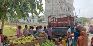 ऐप ने रोकी गैस की सप्लाई, सिलेंडर के लिए भटकते रहे उपभोक्ता गीडा सेक्टर-5 में सुबह से लगी रही कतार, तकनीकी समस्या के चलते नहीं हो सका वितरण; 1200 उपभोक्ताओं की बुकिंग प्रभावित