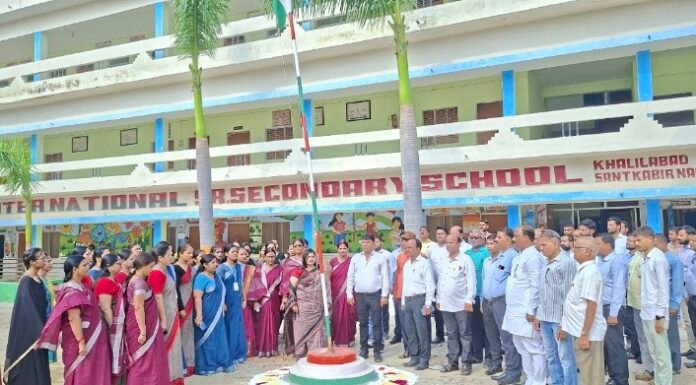सूर्या ग्रुप में गांधी-शास्त्री जयंती पर गूंजे देशभक्ति के स्वर डॉ. उदय प्रताप चतुर्वेदी ने किया ध्वजारोहण, महापुरुषों के आदर्शों को जीवन में उतारने का दिया संदेश