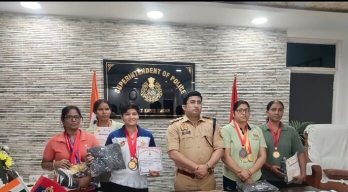 अंतर-जनपदीय पुलिस प्रतियोगिता में चमकीं महिला खिलाड़ी एसपी ने उत्कृष्ट प्रदर्शन करने वाली छह खिलाड़ियों को किया सम्मानित, प्रत्येक को एक हजार रुपये और ट्रैक सूट